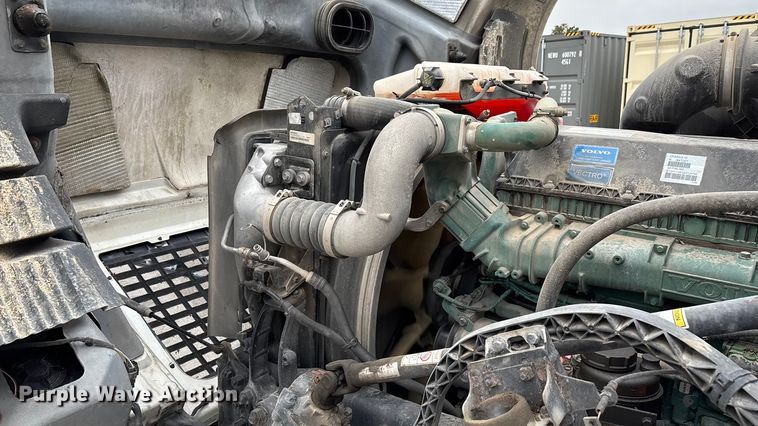 image for item EN5737 2016 Volvo VNL semi truck