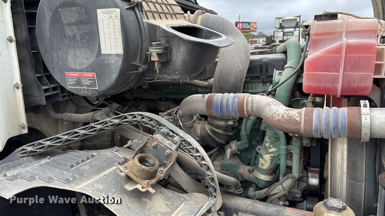 image for item EN5737 2016 Volvo VNL semi truck