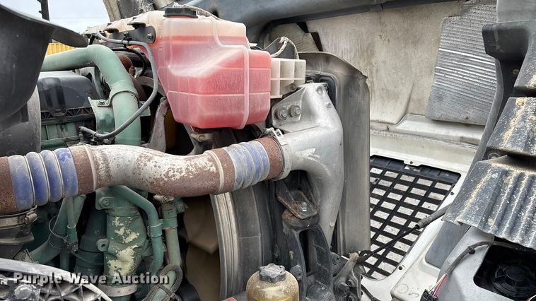 image for item EN5737 2016 Volvo VNL semi truck