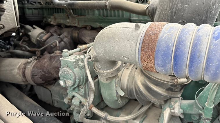 image for item EN5737 2016 Volvo VNL semi truck