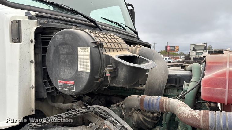 image for item EN5737 2016 Volvo VNL semi truck