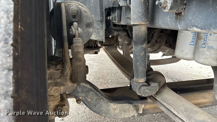 image for item EN5737 2016 Volvo VNL semi truck