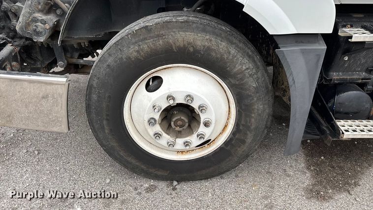 image for item EN5737 2016 Volvo VNL semi truck