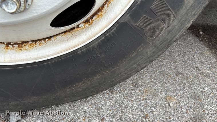 image for item EN5737 2016 Volvo VNL semi truck