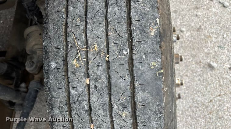 image for item EN5737 2016 Volvo VNL semi truck