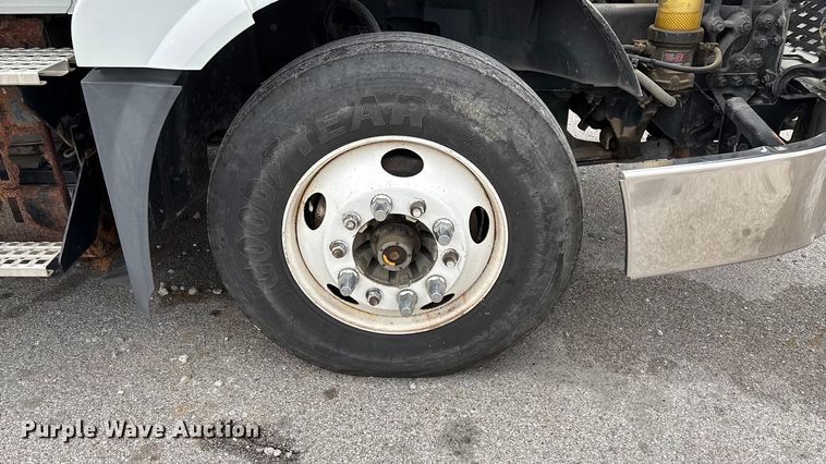 image for item EN5737 2016 Volvo VNL semi truck