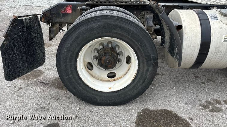 image for item EN5737 2016 Volvo VNL semi truck