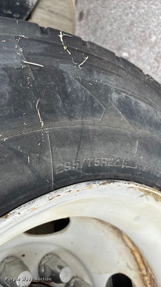 image for item EN5737 2016 Volvo VNL semi truck