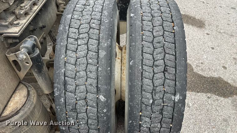 image for item EN5737 2016 Volvo VNL semi truck