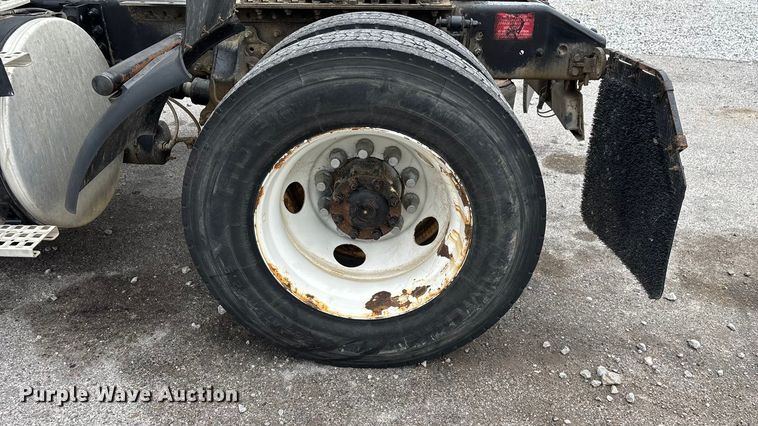 image for item EN5737 2016 Volvo VNL semi truck