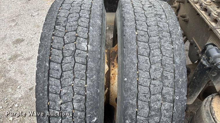 image for item EN5737 2016 Volvo VNL semi truck