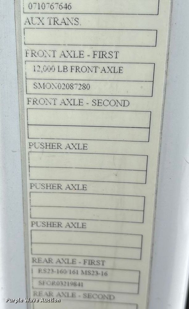 image for item EN5737 2016 Volvo VNL semi truck