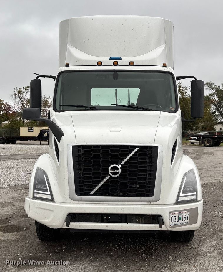 image for item EN5738 2022 Volvo VNR semi truck