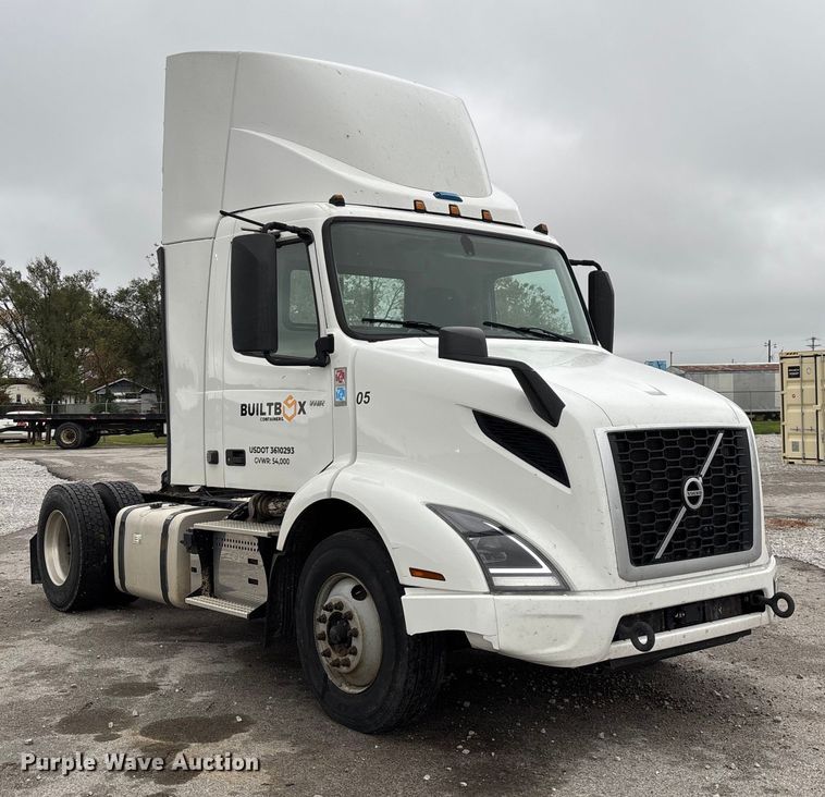 image for item EN5738 2022 Volvo VNR semi truck
