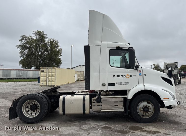 image for item EN5738 2022 Volvo VNR semi truck
