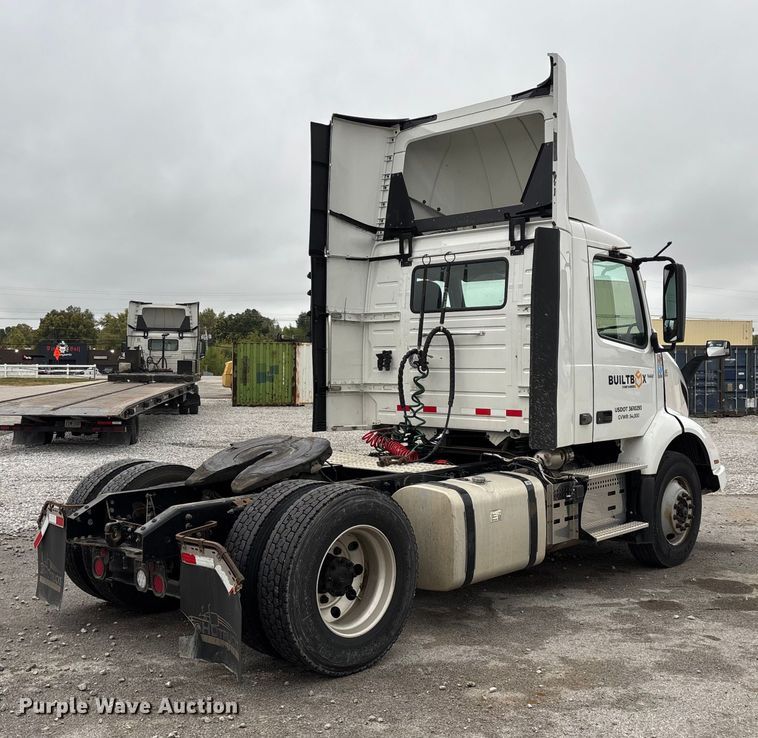 image for item EN5738 2022 Volvo VNR semi truck