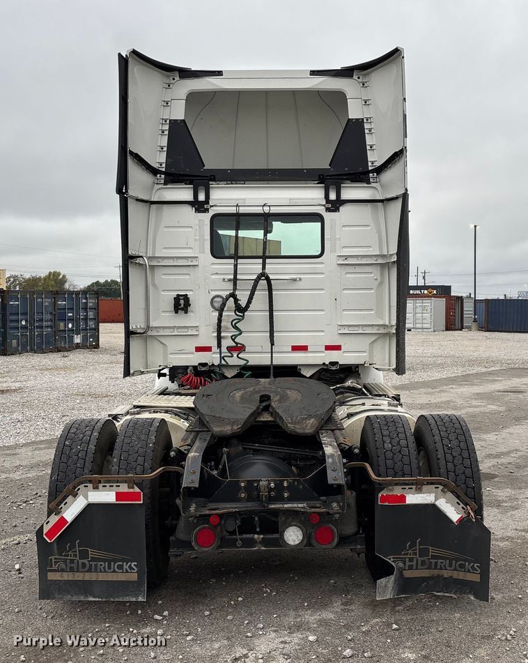 image for item EN5738 2022 Volvo VNR semi truck