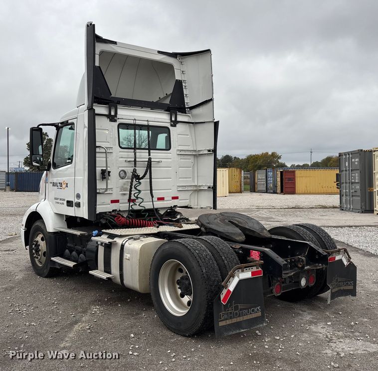 image for item EN5738 2022 Volvo VNR semi truck
