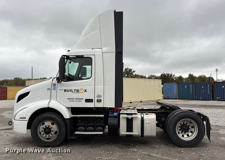 image for item EN5738 2022 Volvo VNR semi truck