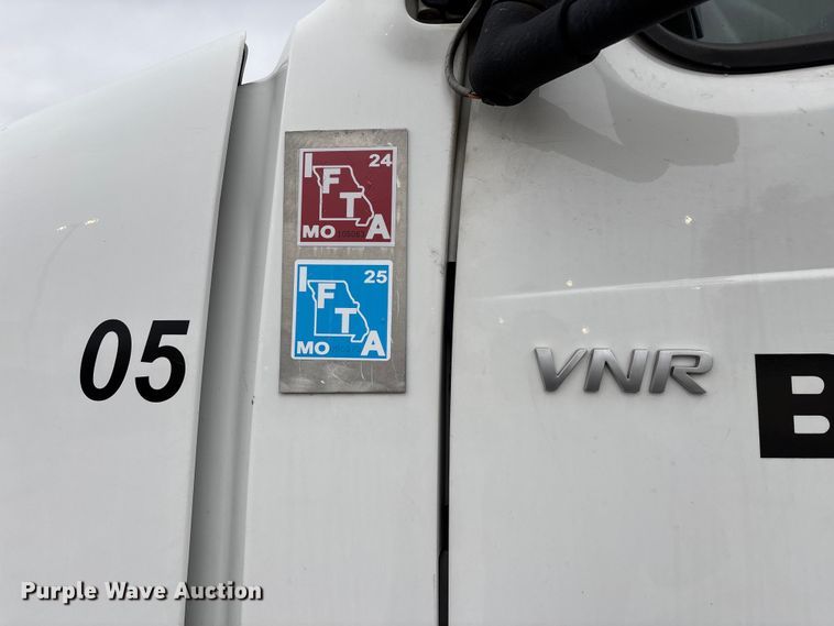 image for item EN5738 2022 Volvo VNR semi truck