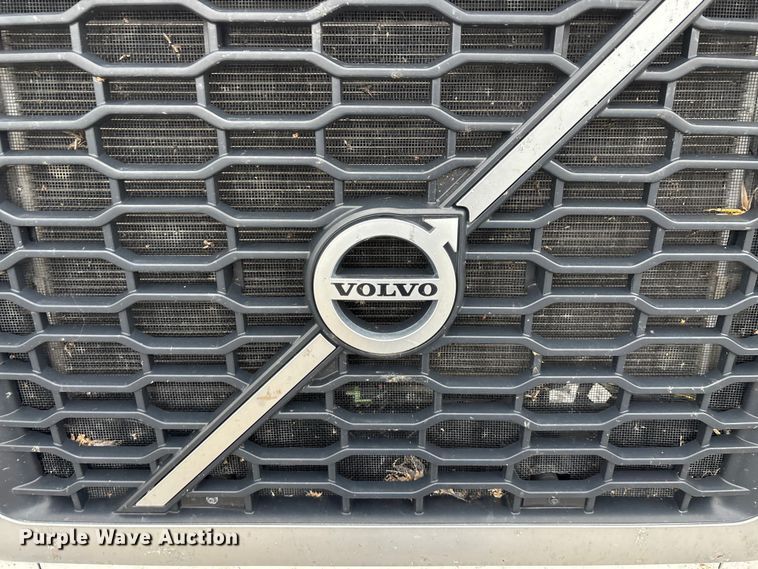 image for item EN5738 2022 Volvo VNR semi truck