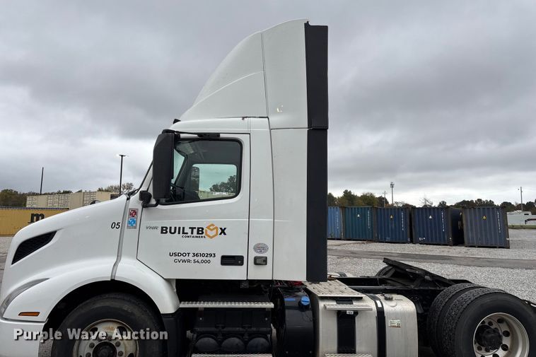 image for item EN5738 2022 Volvo VNR semi truck
