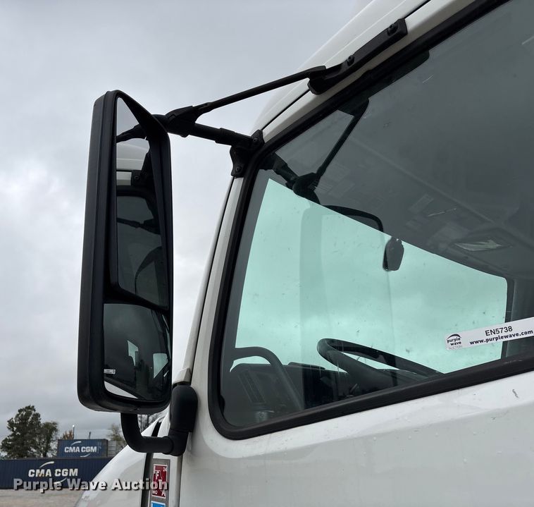 image for item EN5738 2022 Volvo VNR semi truck