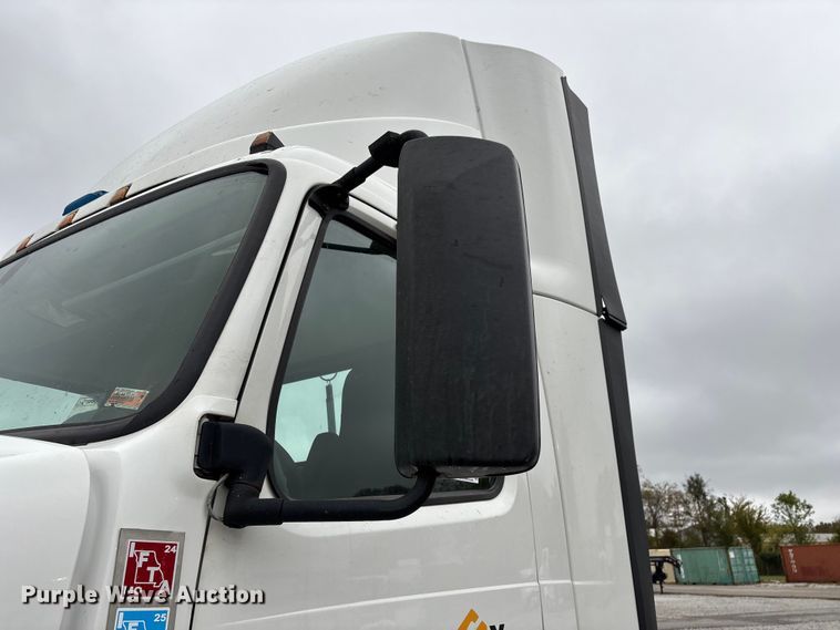 image for item EN5738 2022 Volvo VNR semi truck