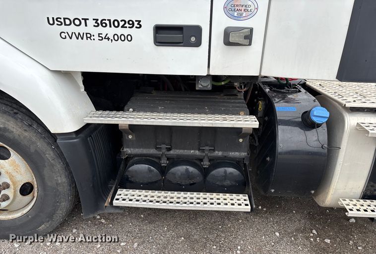 image for item EN5738 2022 Volvo VNR semi truck