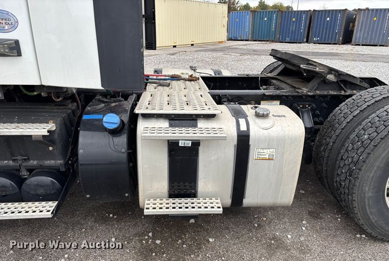 image for item EN5738 2022 Volvo VNR semi truck