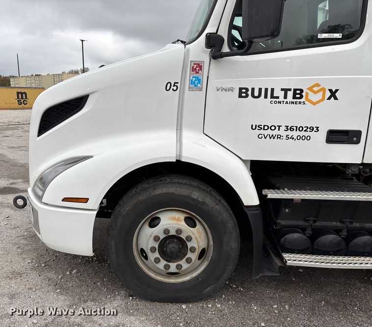 image for item EN5738 2022 Volvo VNR semi truck