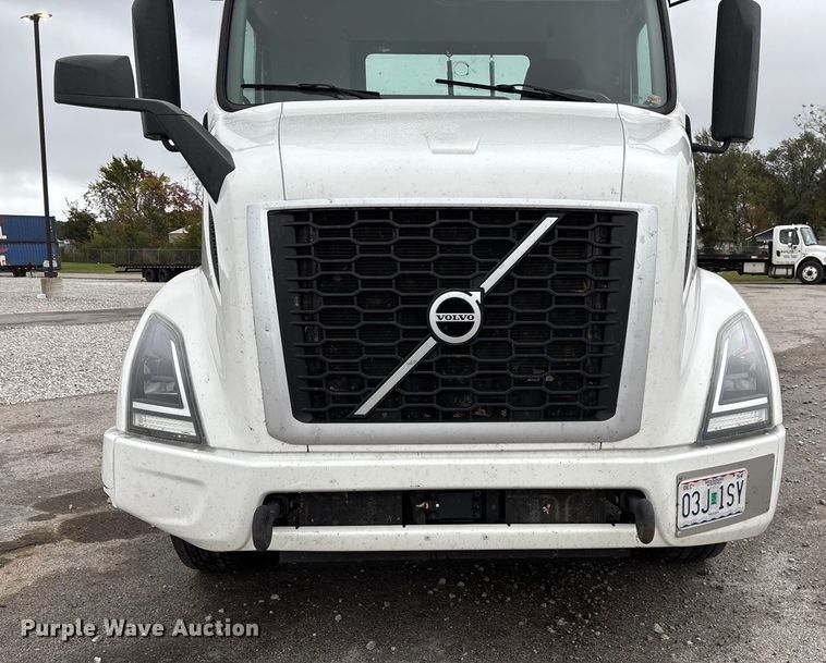 image for item EN5738 2022 Volvo VNR semi truck