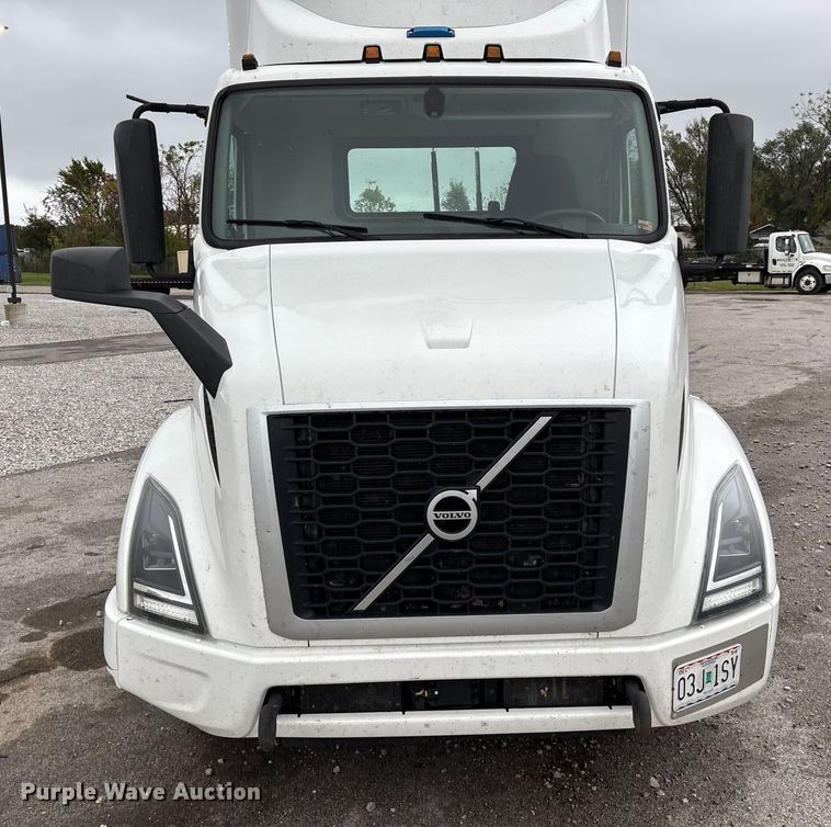 image for item EN5738 2022 Volvo VNR semi truck