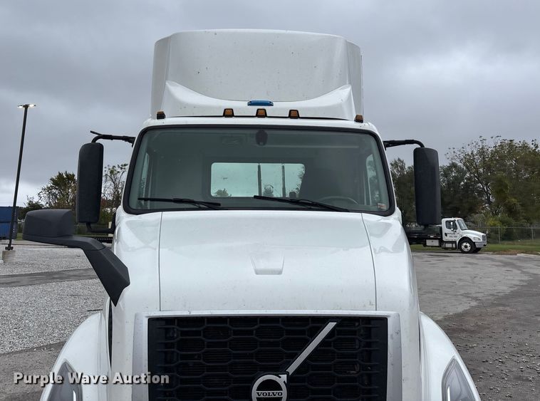 image for item EN5738 2022 Volvo VNR semi truck