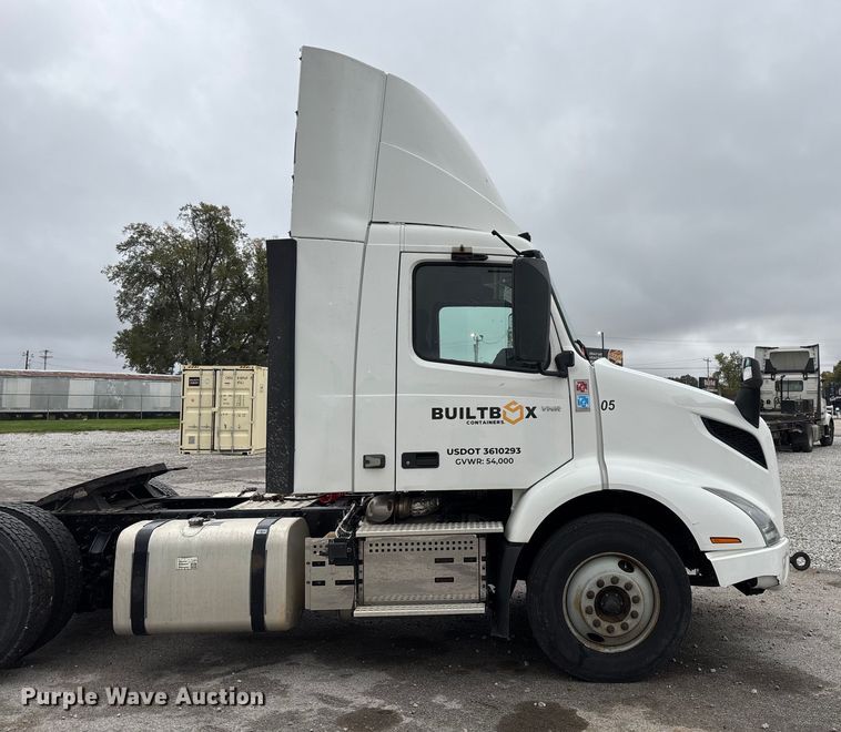 image for item EN5738 2022 Volvo VNR semi truck
