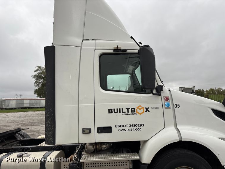 image for item EN5738 2022 Volvo VNR semi truck