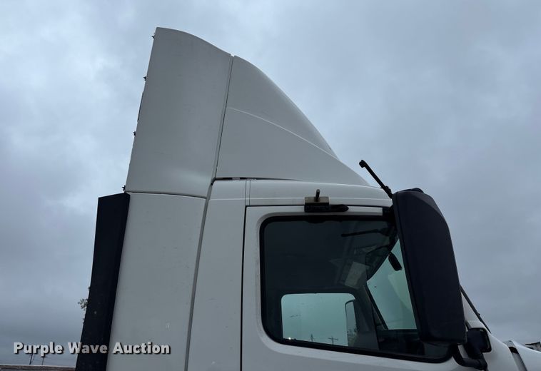 image for item EN5738 2022 Volvo VNR semi truck