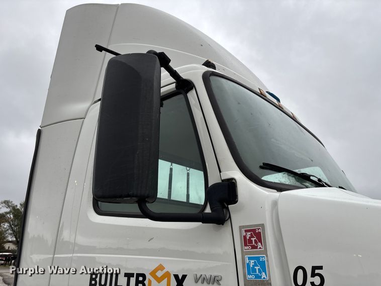 image for item EN5738 2022 Volvo VNR semi truck