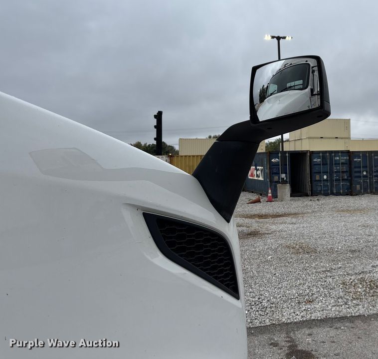 image for item EN5738 2022 Volvo VNR semi truck