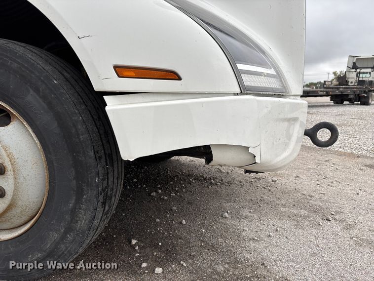 image for item EN5738 2022 Volvo VNR semi truck