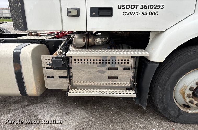 image for item EN5738 2022 Volvo VNR semi truck