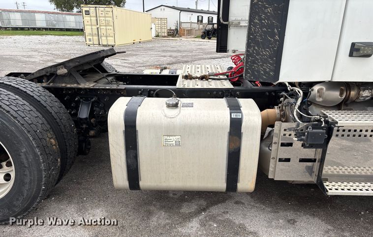 image for item EN5738 2022 Volvo VNR semi truck