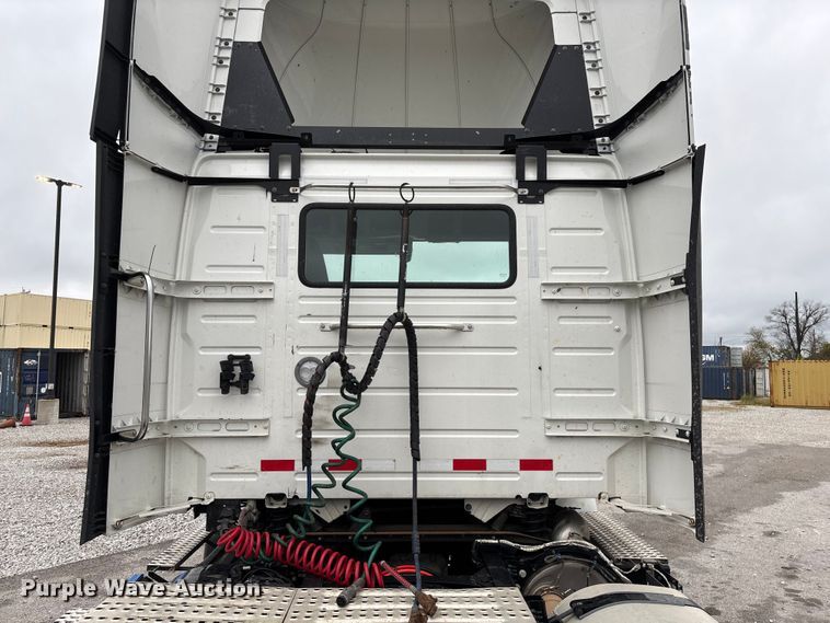 image for item EN5738 2022 Volvo VNR semi truck