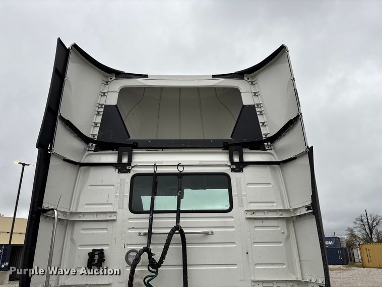 image for item EN5738 2022 Volvo VNR semi truck