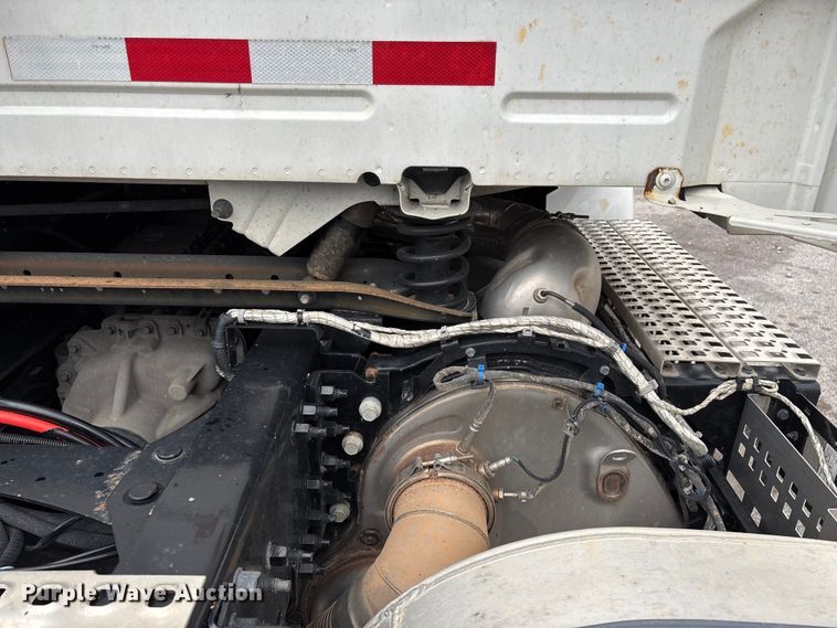 image for item EN5738 2022 Volvo VNR semi truck