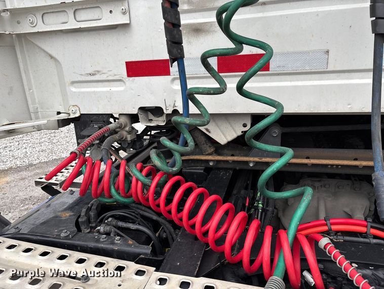 image for item EN5738 2022 Volvo VNR semi truck