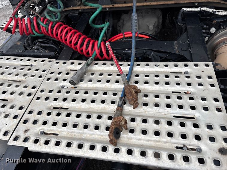 image for item EN5738 2022 Volvo VNR semi truck