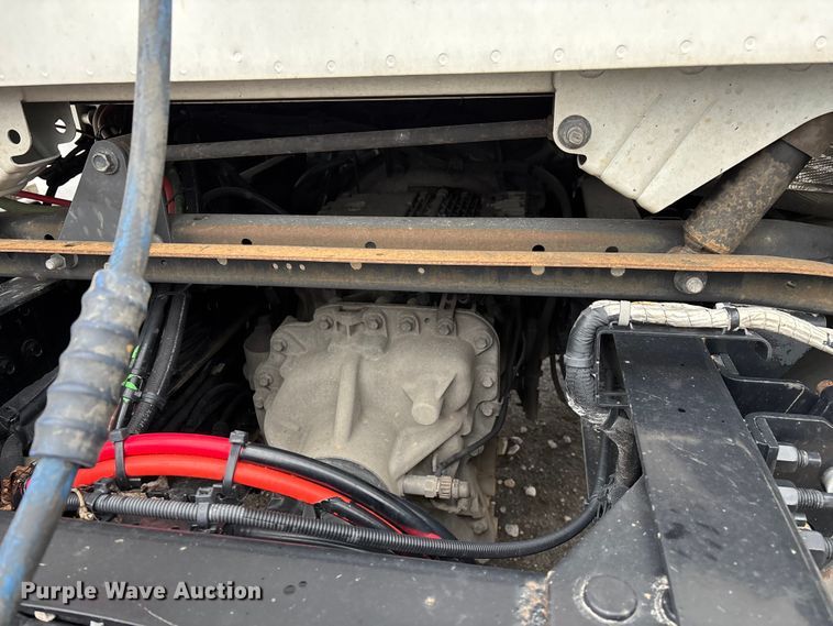 image for item EN5738 2022 Volvo VNR semi truck