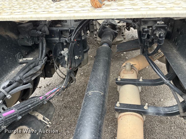 image for item EN5738 2022 Volvo VNR semi truck