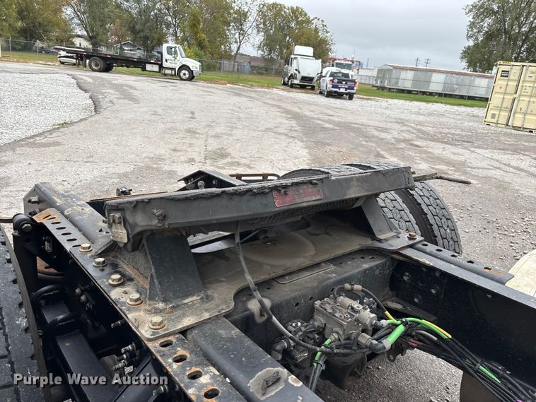 image for item EN5738 2022 Volvo VNR semi truck